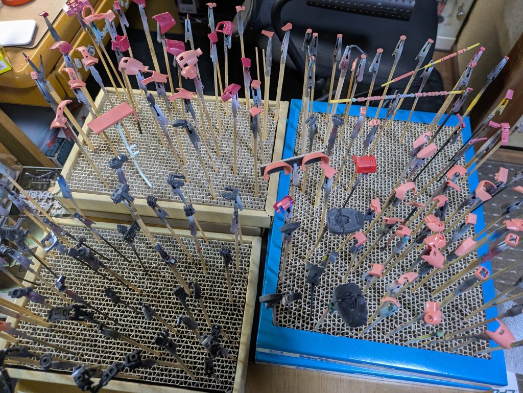 塗装前ショット✨️てか、今更ながらパーツ多っ！😅さすがリアルグレード👍️メインカラーはガンマカ1本じゃ足りませんでした💦あ、もちろんノンサフで塗ってます。