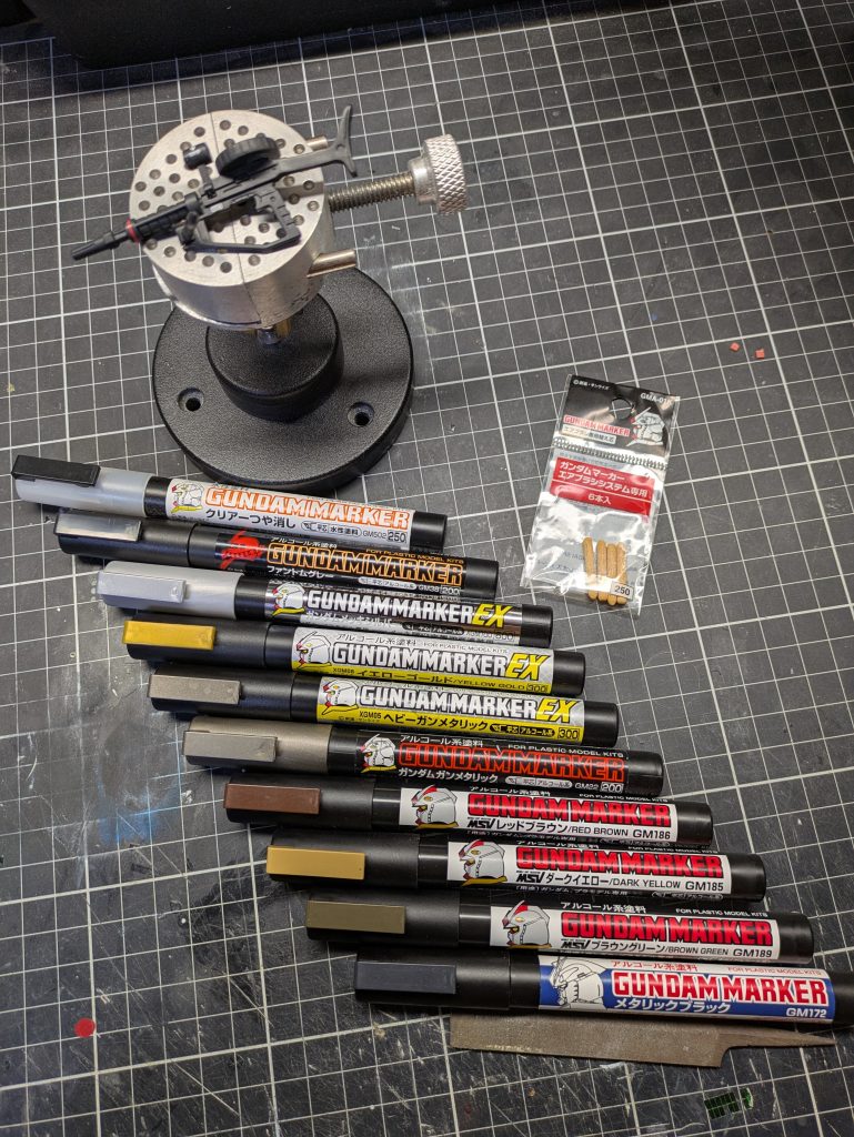 今回使ったガンダムマーカーの一覧。本体はレッドブラウンにダークイエロー。サブにはブラウングリーン。フレームはお気に入りのヘビーガンメタリック✨️ただ、1色じゃ何だか普通だったので肘、膝部のみストフリばりのゴールドを使ってみました😏なかなかな高級機体になったと思うんですが、どうでしょっ？(笑)