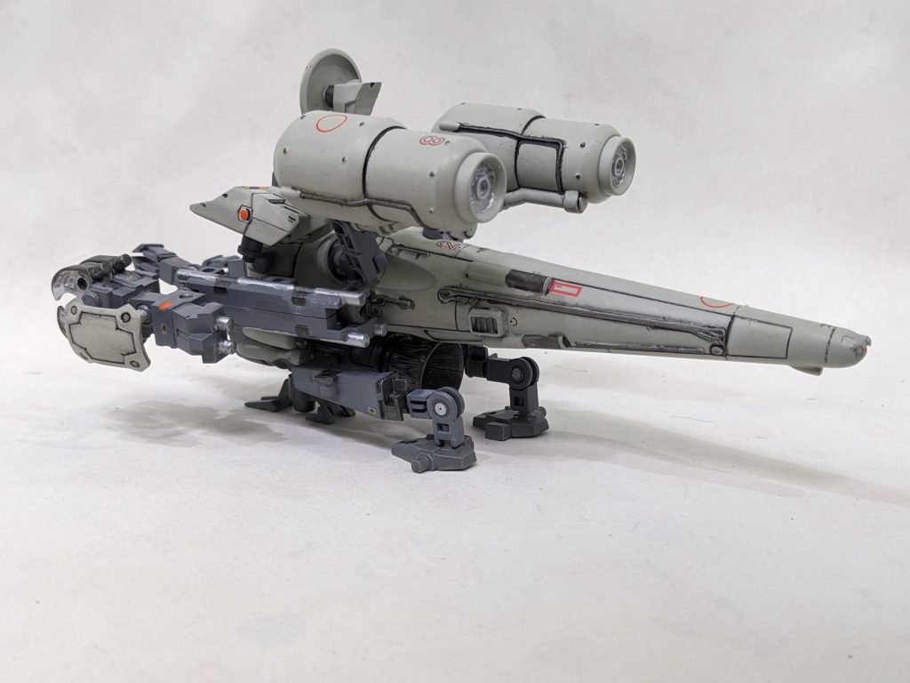 もっとも特徴的なのは、海龍の操作方法だろう。通常のMSだと両手は両手、足は足を操作するために使われるが、足のない海龍には足がないため、クローのほうのアームを空いた足で操作する方式をとっている。