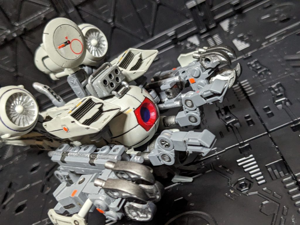 この機体特有の操作方法なので慣れが必要ではあるが、熟練すれば４本のアームの同時運用も可能となる。