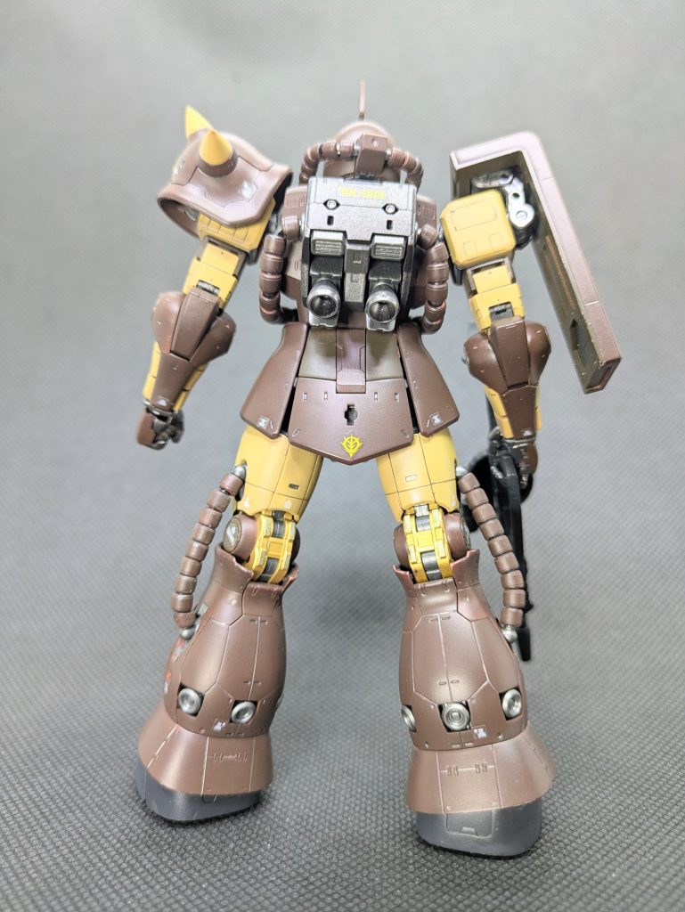 バックショット✨️まがりなりにもジオンのエースパイロットだったならS型、もしくはF型のアンテナ付きくらい乗ってたでしょ？😅