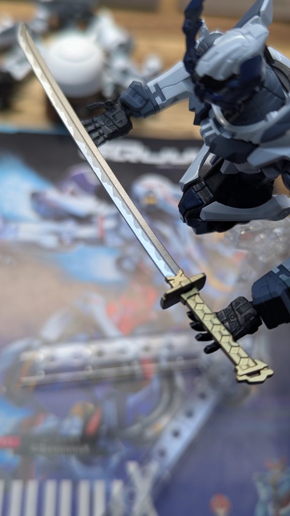 こちらは刃紋塗装直後の写真。刃紋塗装自体は、マスキングゾルを使った塗り分けです。YouTubeで動画があり参考とさせていただきました。この場を借りて感謝の意を示します。https://youtu.be/fXKTF5FPYMY?si=XX5NoK6lEp6yjesI