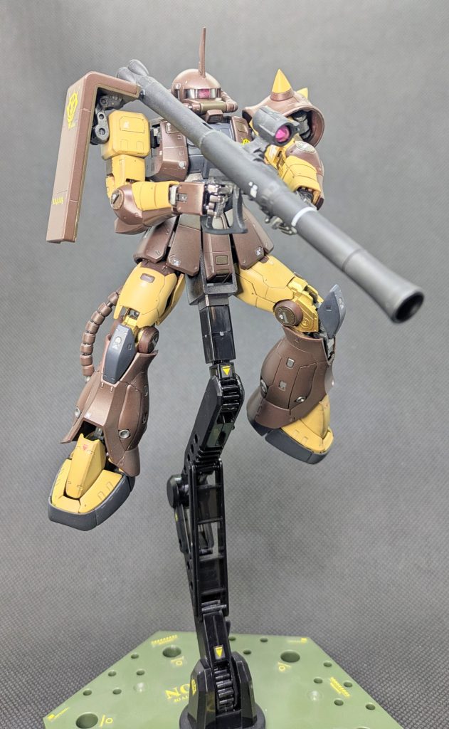 バズーカを持って取説風ショット✨️この時、脚部の塗装ハゲやっちゃいました😭