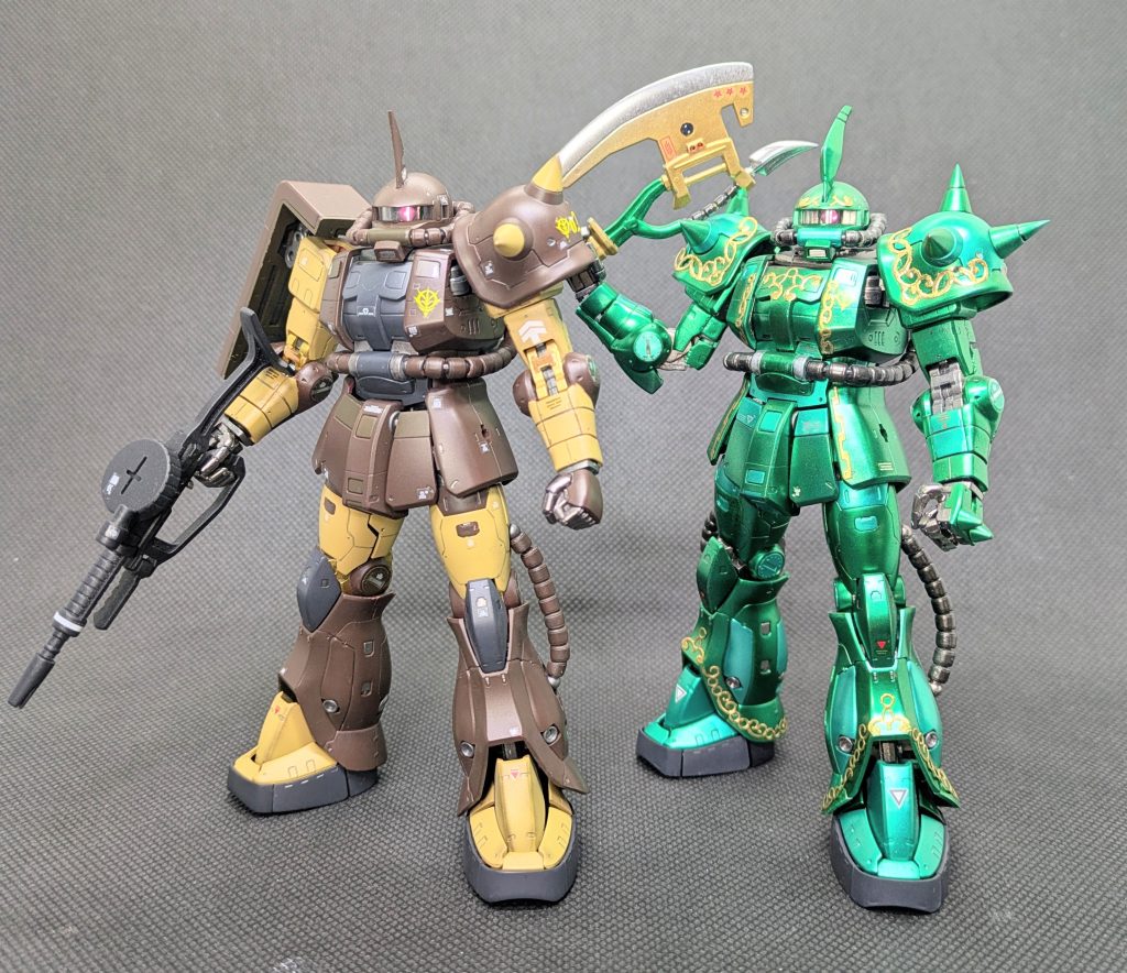 こちらは過去作ドズル機とツーショット✨️え？ドズルの僚機ならマツナガだろって？！はい、私も同感です(笑)いつか…作ります😅あ、エングレービングが所々浮いちゃってる(笑)