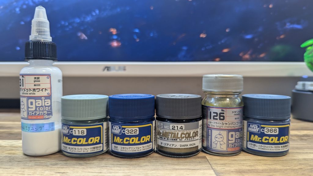 塗装レシピは以下のとおりです。下地：なしフレーム：クレオス　ダークアイアン（メタルカラーシリーズ）ボディ白：ガイア　アルティメットホワイト（＋クレオス　フタロシアニンブルーを少量添加）ボディ青：クレオス　フタロシアニンブルーボディ薄青：クレオス　インターミディエイトブルードット迷彩：クレオス　RLM78　ライトブルーアクセント①金：ガイア　スターブライトシャンパンゴールドトップコート：クレオス　スーパースムースクリアー（写真忘れ）今回はキットのパーツが細かった為、組み立てを考慮してサフなしで塗装しました。結果として、剥がれが発生しやすかったので失敗だったかもしれません。また、フレームに使用したカラーは「塗装後に磨くと光沢感を得られる塗料」でしたが、つや消しトップコートによって質感がほとんど打ち消されました。相性が悪かったですね。