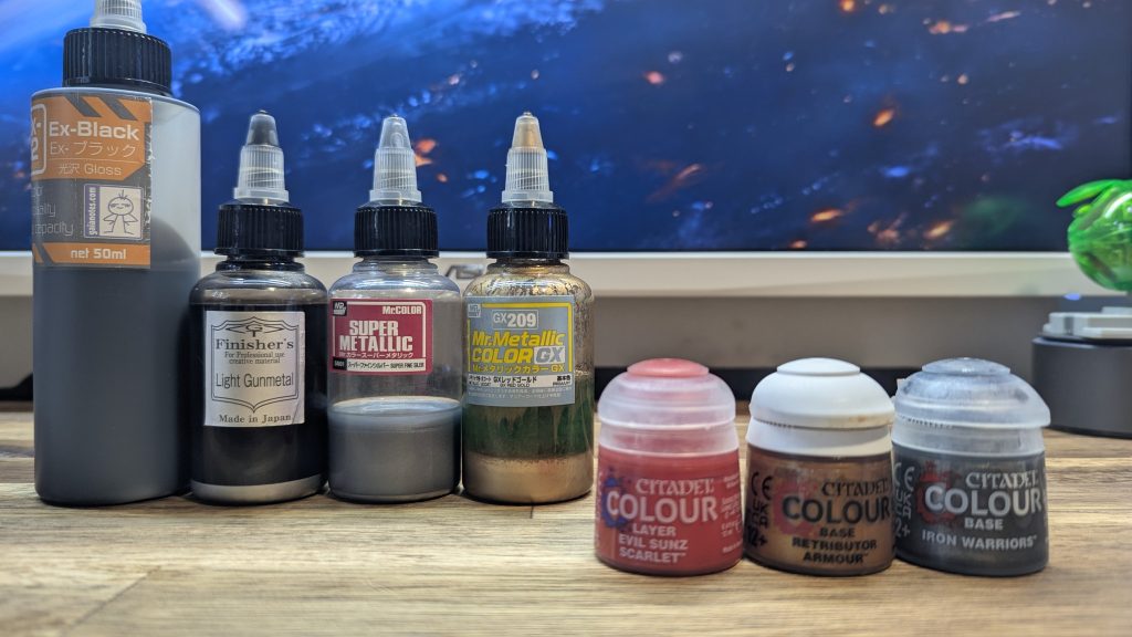 日本刀と筆塗りの塗料も紹介します。日本刀下地：ガイア　EXブラック　光沢ベース：フィニッシャーズ　ライトガンメタル刃：クレオス　スーパーファインシルバー柄など：クレオス　GXカラー　レッドゴールド筆塗りアクセント②金：シタデル　リトリビューターアーマーフレームなど銀：シタデル　アイアンウォーリアーズミサイル弾頭：シタデル　エビルサンズスカーレット塗装表現をテーマにしたため、多種多様な塗料を使いました。特にシタデルカラーの扱いやすさには驚きました。以前からチラホラ使っていましたが、主体的に使用したことで気に入ってしまいました。今後、使用頻度が高くなりそうです。
