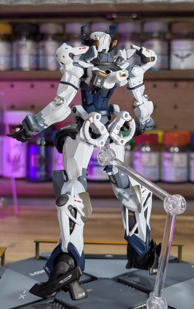 背面は、流用した別のバックパックを接続するため、プラ材で簡単に改造しています。その左側（肩甲骨）あたりに、武器のホルダーパーツを自作しました。背中の中央の合わせ目が出るところは、段落ちモールドを彫り込みました。