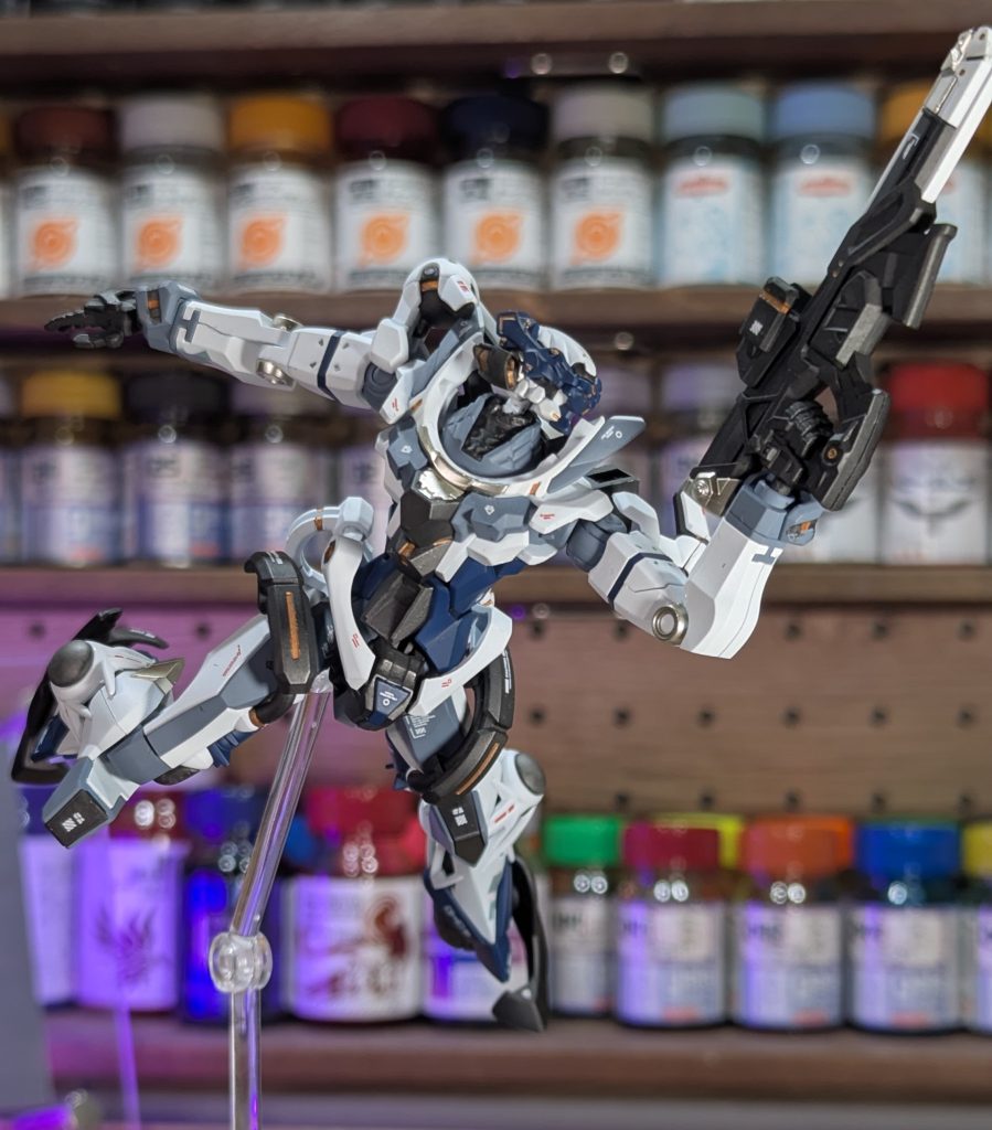 今回のテーマである塗装について、３つのポイントを紹介します。1️⃣配色やや和風っぽさを意識した寒色系でまとめて、アクセントの金色も色味が異なる２色を使用しました。当初は浮世絵として有名な「葛飾北斎の大波」の配色を参考にしていましたが、キャラクターモデルには地味過ぎて諦めました（笑