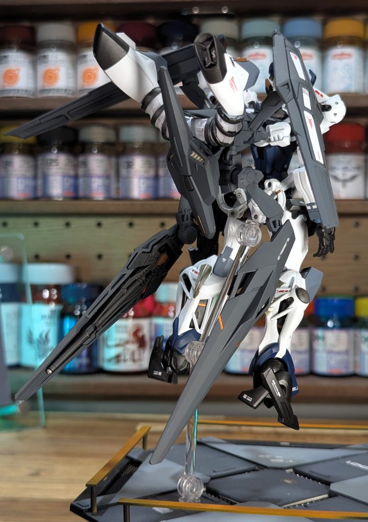 バックパックについては、ガンダムジェミナスの拡張パーツセット（アサルトブースター）を流用しました。さらに、元のジークアクスのバックパックを取り付けて、高機動型をイメージしています。