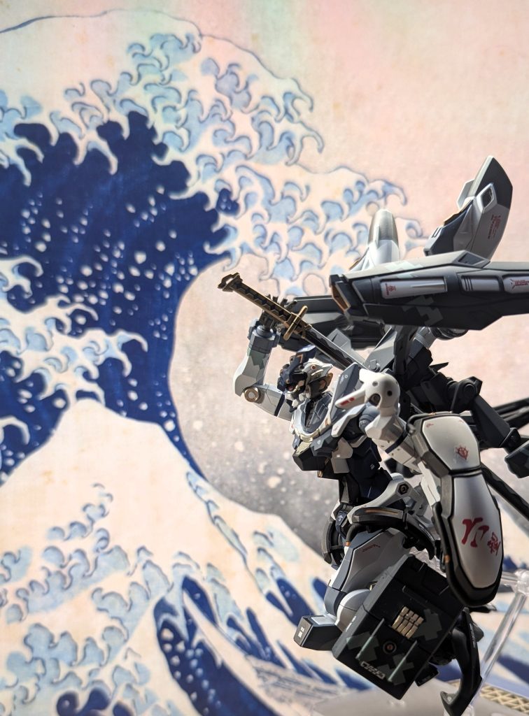 キットの形状やカラーリングが複雑で、設定通りに仕上げようとすると難易度が高いキットだと感じました。監修した会社の影響もありEVAカラーの作例を多数見かけました。そこでその逆張りで、ロービジ（地味）にする着想から今回の作例が生まれました。ネーミングについては、寒色系であることと、高機動型であることから「雪崩」としました。 