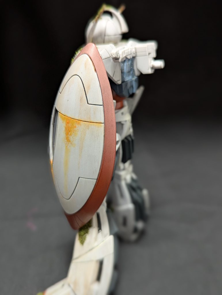 シールドの丸みが好きなので、だいぶこだわって汚しました。赤の部分は上側を白っぽくして色褪せ感を出してみましたが、写真で分かりますでしょうか。。。