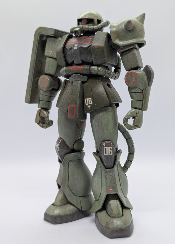 ガワラ立ち。最初は足が長く感じましたが設定画に近い気がします。写真では汚しがきつめですが、老眼の目にはもっとソフトな感じです。