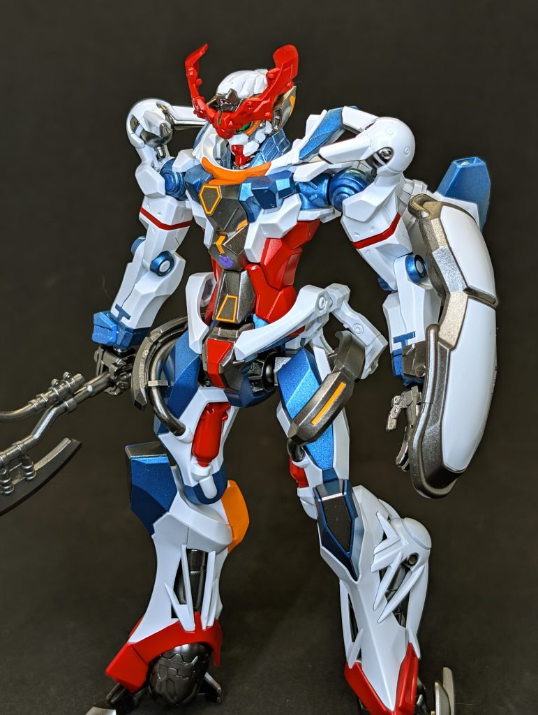 いざ塗装となったところで塗料を盛大に服にこぼしたり、溶剤を机にぶちまけたりと他に色々とハプニングが重なり、大まかな塗装が終わったあたりで心折れてしまいました。塗り分けとか墨入れとかもっと色々やりたかったですが…ジークアクスは結構好みのMSなので、もしもう1個手に入ったら再挑戦しようと思います。