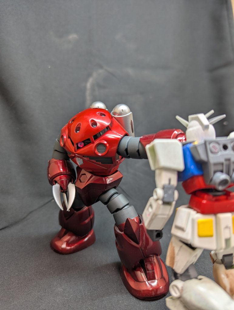 色々練習でいじりすぎて間接ふにゃにゃのEGガンダムの首を支えてあげてます。