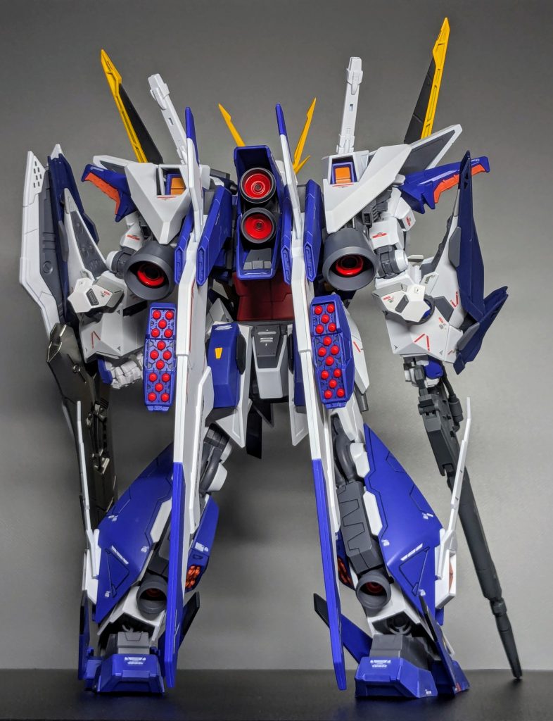 肩後ろの大きい三角装甲はつけず、代わりに大きめのバーニアつけました。