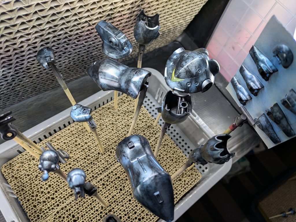 少しずつクリアブルーで発色させていきました。