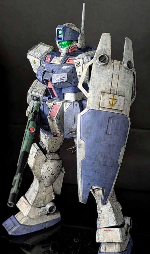 ジム・スナイパーⅡの本体は筆塗り全塗装で仕上げました。相変わらず清水圭さんの塗装に挑戦しています。今回は上手くいったような気もするけど、やっぱりご本人の作品にはまだまだ及ばないなと痛感しています。これからも頑張ります!スジボリやメタルパーツを使ったディテールアップもしていますが、マントで隠れる部分の方が多いだろうから控えめにしました。