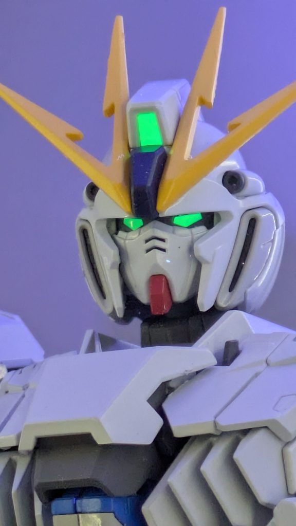 メインカメラももちろん発光します。カメラ部と周りの隈取りが別パーツなので、マスキングなしでくっきりです。