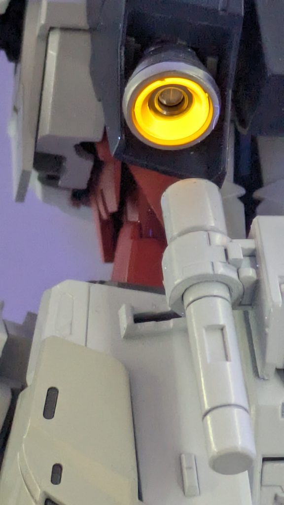 ランドセルのスラスター部にパワーオレンジと蛍光オレンジをブレンドしたものを吹き付けてますので、ブラックライトで発光します。