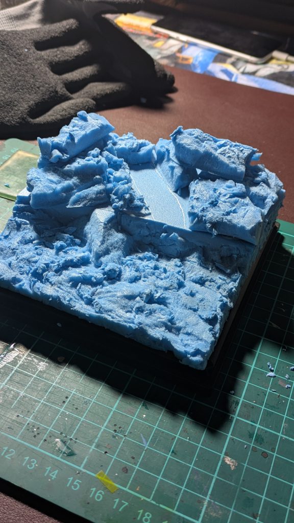 ジオラマ製作ベース製作過程①スタイロフォームを切り出して、地形の起伏を出すために割る。割った破片を上段に盛っておく。