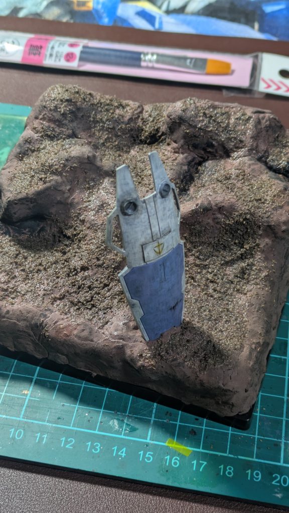 ジオラマ製作ベース製作過程②スタイロフォームの上にダイソーで買ったジオラマ用粘土のダークブラウンを地形に沿って盛る。ポイントはなるべく粘土薄く伸ばして盛って、スタイロフォームで出ていた地形の起伏を極力活かすことだと思った。粘土の上からボンド水を塗って、ジオラマ用の草を撒く。ちなみに雪は重曹をボンド水と少しの白色塗料と混ぜてから盛りました。重曹が思った以上に固まらず、追いボンド水を何度かやって苦労しました・・・。