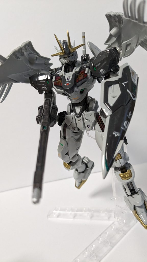 塗装の参考にしたのはもちろん白雪姫です。白···シタデルコラックスホワイトグレー···水性ホビーカラー黒1:白1関節···水性ホビーカラー焼鉄金色···ダイソースプレー光沢仕上げにしましたが、表面処理もしてなく、筆塗りなのでお叱りを受けそうな作品です(gundam-kao2)