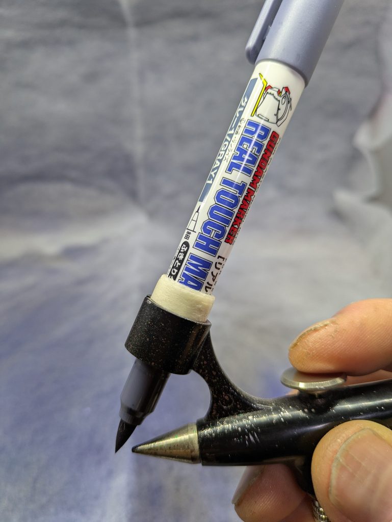 今回の蛇腹部はメタバイオレットを塗った上からリアルタッチマーカーのグレーを上から塗布した言わばガンマカキャンディ塗装をやってみた次第です✨写真では殆どわかりませんが(笑)取付はマスキングテープを巻いてスプレーシステムに装着しました👍️