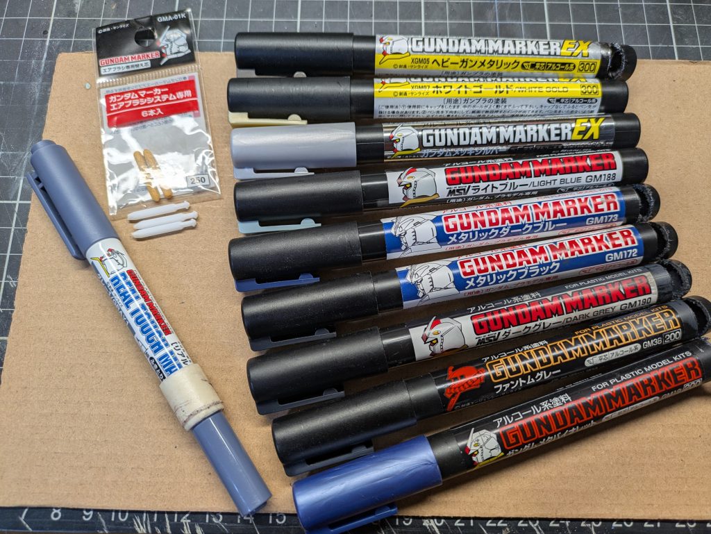 今回の作製で使用したガンマカ一覧✨️詳細は…本体メイン：メタバイオレット腕部・腿部各蛇腹：メタバイオレット      +ﾘｱﾙﾀｯﾁﾏｰｶｰｸﾞﾚｰ腕部・脚部：ﾒﾀﾘｯｸﾌﾞﾗｯｸ+ﾌｧﾝﾄﾑｸﾞﾚｰ+MSVダークグレー腕部・脚部の一部：ﾒﾀﾘｯｸﾀﾞｰｸﾌﾞﾙｰコクピット：MSVライトブルー各スクリュー：メッキシルバーネイル部フレーム：ﾎﾜｲﾄｺﾞｰﾙﾄﾞフレームとアイアンネイルはヘビーガンメタリックです。実は今回実験的な試みを…😏