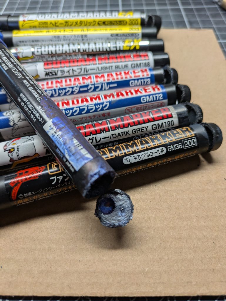 あと、どうしてもガンマカ単色では納得いかない色に関してはケツをぶった切って混色してます😅で、今回メタバイオレットがいくら振って撹拌しても全く違うブルーで出てきたので切断してみると…メタリック粒子が完全に固まってました😖皆さんも長期間放置のメタ系ガンマカはご注意を💦