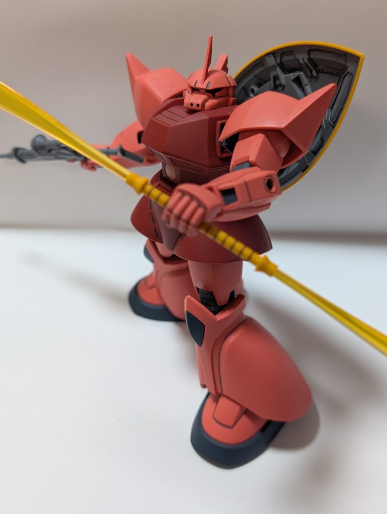 シャアの専用機はやっぱりカッコイイなぁ。しっかりと塗装してデカール貼ったりしたらもっと見栄えもよくなるかなぁ(zaku-kao4)