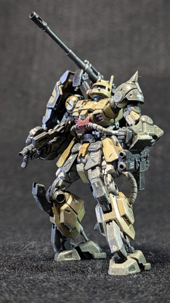 胴体はダークイエロー、黒い部分はガンダムカラーのファントムグレーにメタリックブラックを混ぜた物だったかな?赤はいつものシナンジュレッド。白は白+黒少々。緑はダークグリーンです。武器はパーカーガンメタリック。他に焼鉄色、メタリックブラック、メタリックグレイなど。エナメルの黒に近いグレーでスミイレ。メタリックグレイでドライブラシ。さらにタンでもドライブラシ。さらに激しい戦闘で砂を被った様に見せようと№528を遠目から足元大目で軽く吹いてます。ちょっとやり過ぎたかもしれませんw