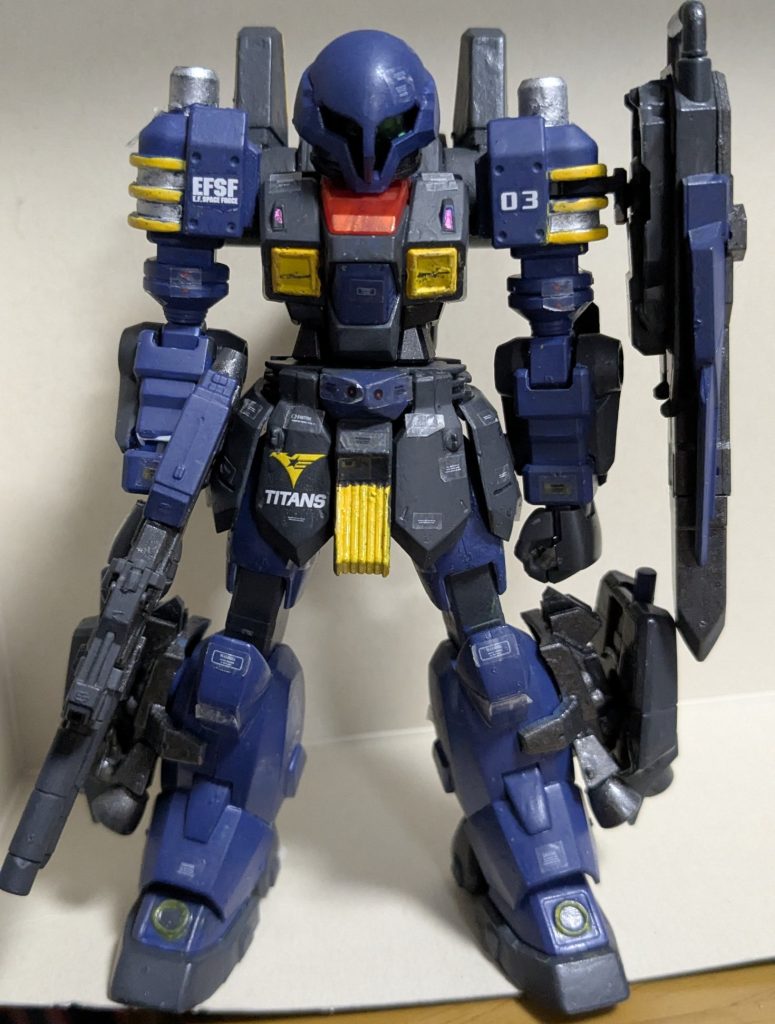 フロントビューです。ハイザック同様、連邦・ティターンズのMSという設定で作っているので、連邦・ティターンズのマーキングをつけています。ヅダのスマートでヒロイックなイメージを活かしたかったので、ハイザックよりも全体的な雰囲気を連邦MSに近づけています。写真だとわかりにくいですが、モノアイカバーのクリアパーツをクリアグリーンで塗装してバイザー風に仕上げています。