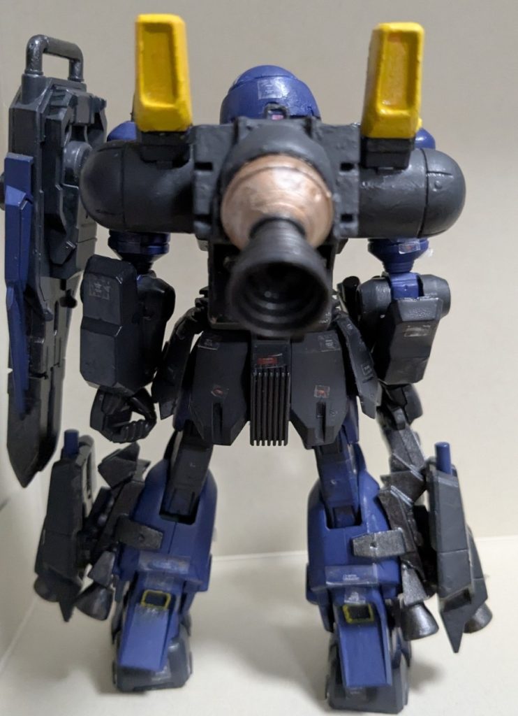 バックビューです。ヅダと言えば土星エンジン!ということでホビーハイザックのバックパックに土星エンジンのバーニアをポン付けしています。