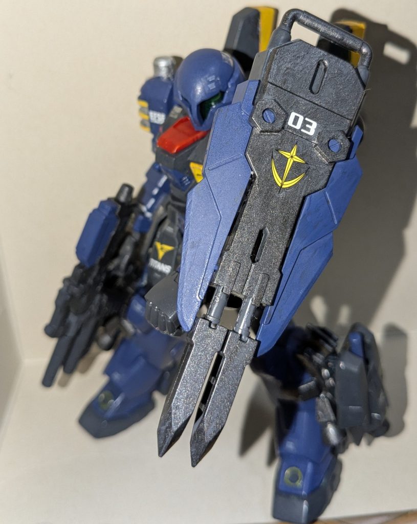 武装はシンプルにビームライフルとビームサーベル。シールドもシステムウェポン003のものを使っているのでパイルバンカー付きです。ヅダのシールドピックを連邦ナイズしたイメージです。ジークアクスの赤いガンダムから感じたなんとも言い難い冒涜感を自分のお気に入りMSであるヅダで表現したく、(ハイザックというちょうどいい立ち位置のMSもいたので)制作に挑戦しましたが、ヅダと連邦的雰囲気がちょうどよくマッチしてかっこよく仕上がったかなと思います。個人的にお気に入りの一体です。