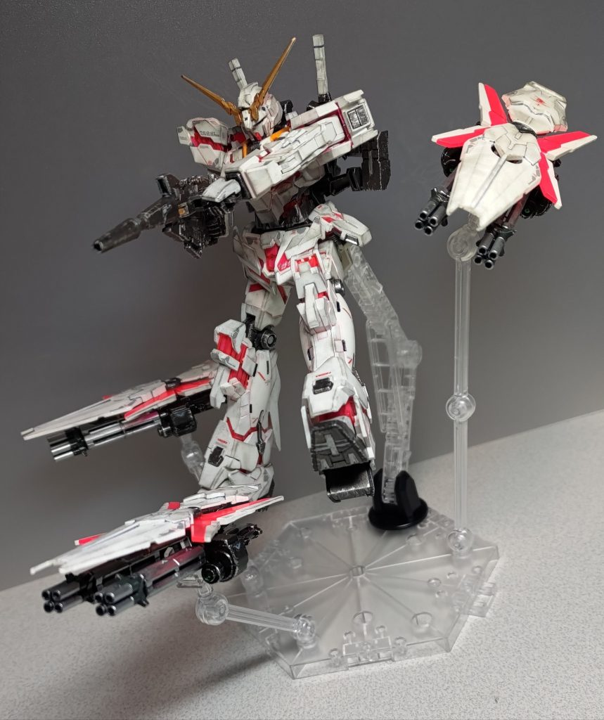 ジャベリンとブースターをパージして、シールドファンネル射出!! 意外にもアクションベースのジョイントがビームガトリングガンの隙間にフィットしますね。