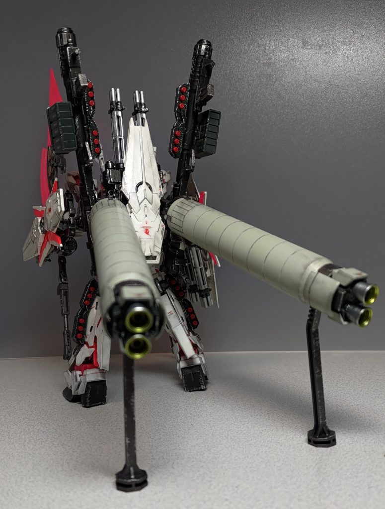 さらに、バックショットです。<備忘録という名のカラーレシピ Mk-Ⅱ>白:クールホワイト  グレー:グレーFS26440銀:ガンクローム  黄:GXメタルイエロー赤:メタリックレッド黒:黒鉄色、RLM70ブラックグリーン、焼鉄色本機は塗装メインということで、これまであまり使ってなかった色を試しました。追加パーツの寄せ集め感を出したくて、装備ごとに色を分けたかったってのもあります。以下、アクションポーズです。