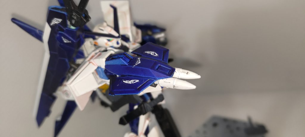 元はタクティカル・アームズのパーツだった部品を、ジャンクと合わせて盾として両腕に装備。裏には、デュエルブリッツを買えない恨みを込めて、ショート・ランサーダートを2基装備。