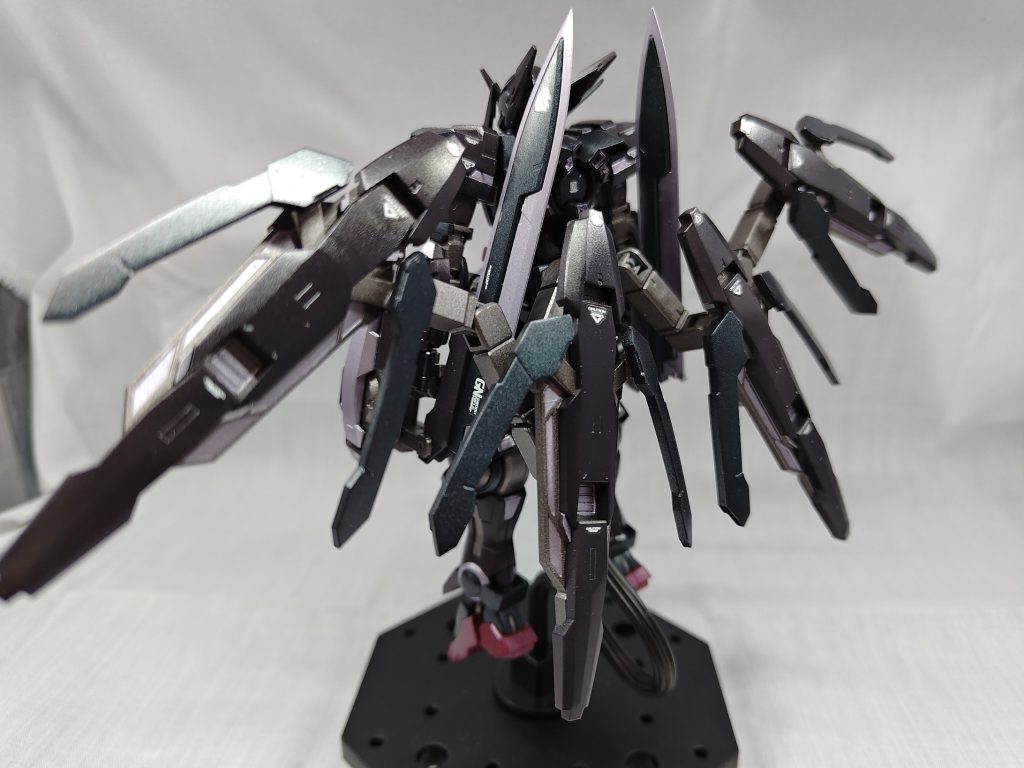 最初はフィンスターニスの再現を目指していたのですが、主に武装面を揃えるの難易度高すぎぃ…に感じた為、「プロト GNソード + GN-Xの GNシールド」を 「エクシアの GNソード」に置き換え、頭部のみ Type-F2仕様にし、Type-Fのバリエーション仕様って感じに落ち着かせました。