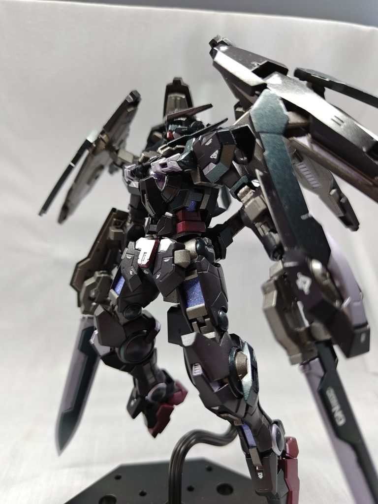 使用塗料黒①: グレーサフ -> クリアレッド 2 + クリアブルー 1 + ダークグレー 1黒②(金属っぽい方) -> グレーサフ -> シルバー 1 + メタリックブルー 3 + メタルブラック 8フレーム: グレーサフ -> 焼鉄色シルバー: グレーサフ -> クリアレッド 2 + クリアブルー 1 + シルバー 7赤: グレーサフ -> メタリックレッド + メタルブラック (比率忘れた)センサー(緑): 蛍光グリーンセンサー(紫): グレーサフ -> シルバー -> クリアレッド 2 + クリアブルー 1のキャンディ塗装トップコート: つや有り