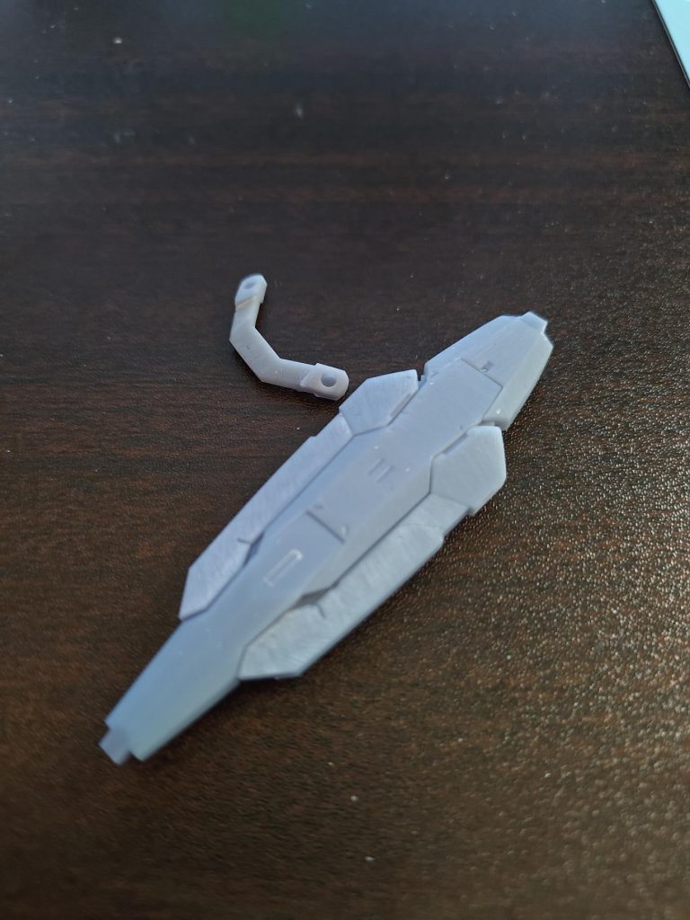 今回 3Dプリンタで作成した GNシールドは、一応組み換えで見慣れた形態に戻せます。が、展開してる方が格好良いので閉じる事無さそう… あと、羽みたいに展開する部分の接続部、ダボ穴で作成したが、ここ多分ネオジム磁石使った方が良かった。ポロリがひどい。