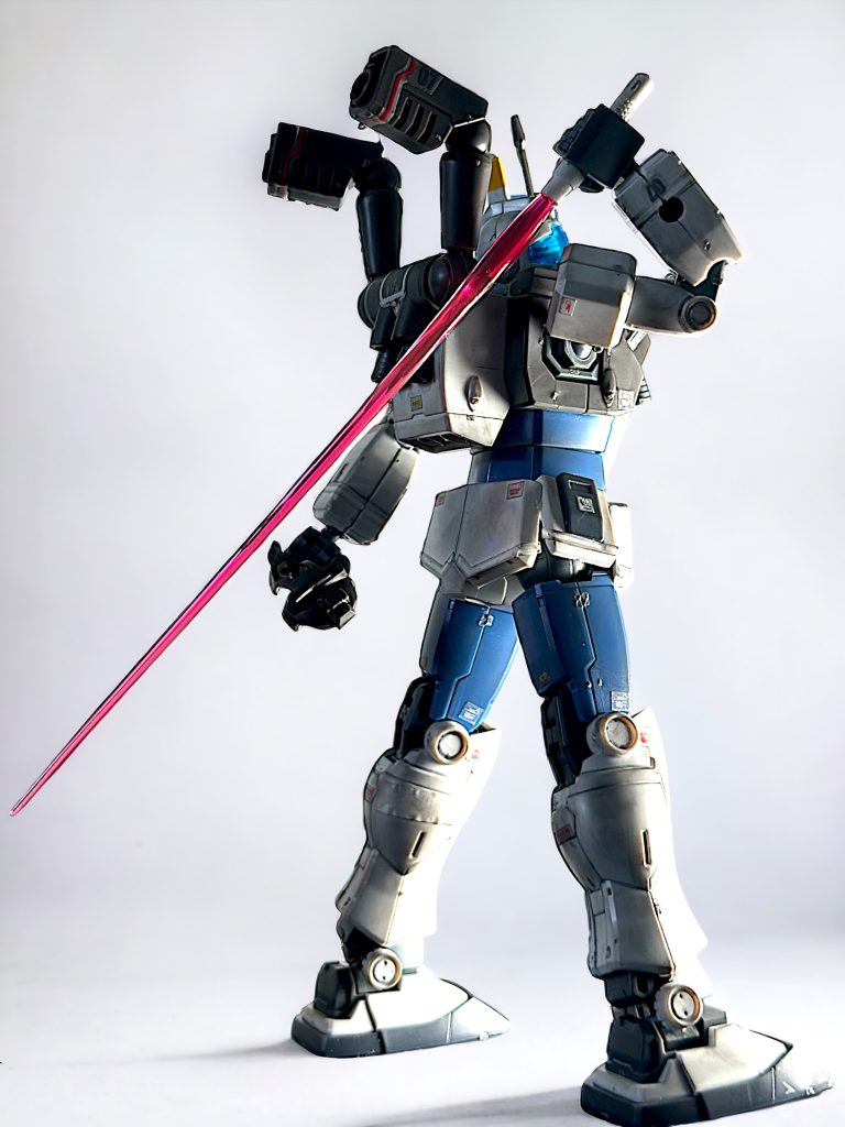 外したバイザーを左手に持ち、これから本気で行くぜ、とビームサーベルを構えるジムをイメージしています。