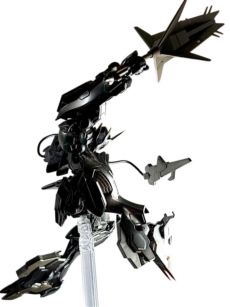 最終戦で暴れまくるバルバトスをイメージ。 左腕は外しており、右手一本でメイスを振り回すシーンを再現しています。 こちらもモノクロ写真ではなく成形色です(^_^;)