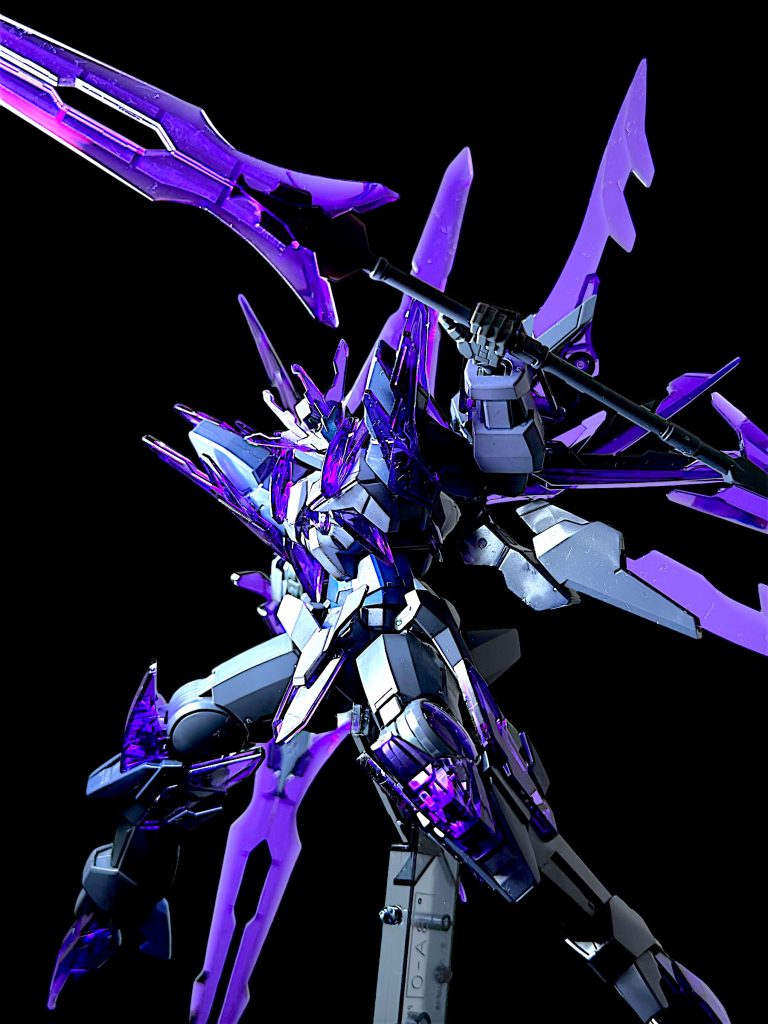 全体的に紫ベースの成形色が非常に良いですね。クリアパーツも随所に使われているため、とりあえず組んでそのまま立たせただけで様になるキットです。 GNパルチザンII二刀流のポーズで。