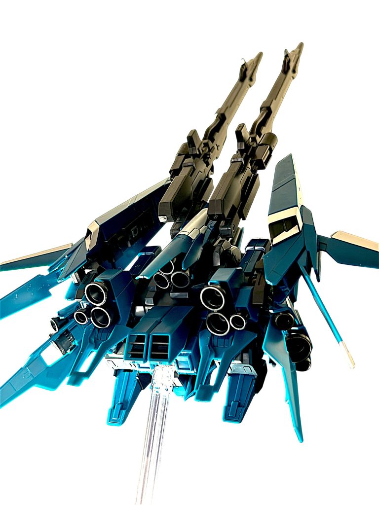 ウェイブライダー形態。ディフェンサーユニットは、各所にバーニアが多いですが、この形態では、背面に並んだバーニアが非常に美しく見えます。そのため、敢えて背面からの撮影としました(^_^;)