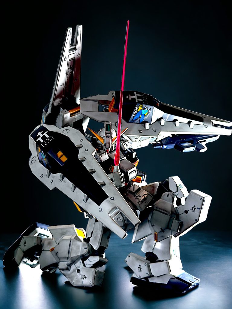 シールドブースターを2基追加し、AOZのガンダムデカールDXを貼ると一気に豪華に。デカールのデザインが良く、色々貼りたくなります。せっかくなので、シールドブースターが目立つポーズで^_^