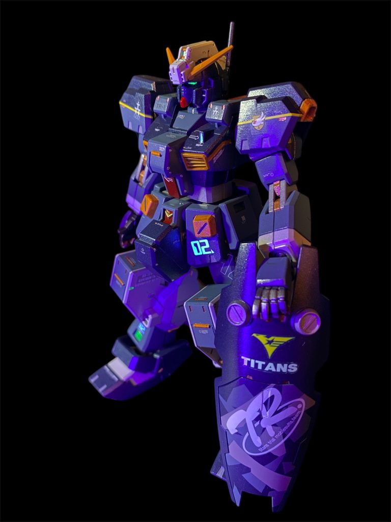 後々、カールが搭乗して狙撃戦でも活躍する機体なので、スナイパーを意識してシールドには3色のスプリッター迷彩を施してみました。