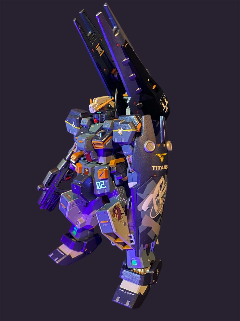 マルチコネクターポッドにより、同時に2枚のシールドブースターを装着可能となり、通常時でも強襲形態と同様の推力を誇る。