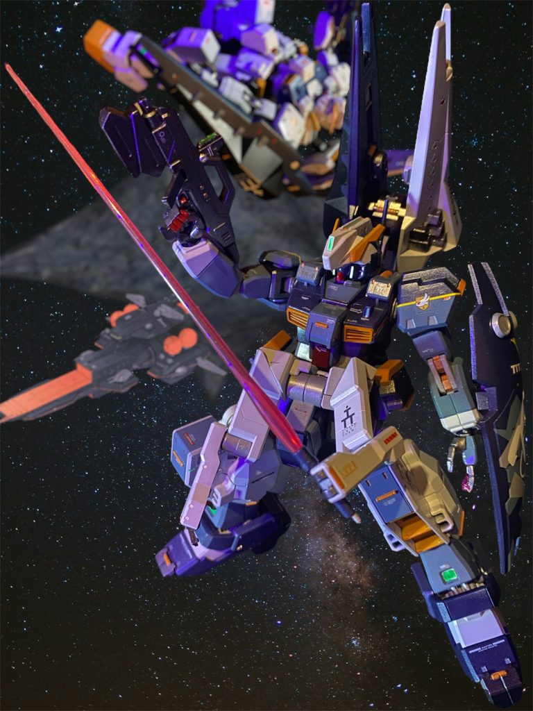 サブアームユニットは通常時は一見するとフロントアーマーの増加装甲にみえるが、展開して2本の隠し腕を展開可能となっており、実用面での課題は残るものの、後のジ・Oなどに採用された次世代装備の試作型として、ビームライフルの試射やビームサーベルの保持が行われた。