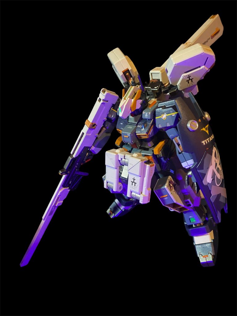 ブラック・オター小隊はこれまで母艦としていたアレキサンドリア級重巡アスワンを離れ、新たに僚艦として編入されたサラミス改級イズミールに移乗することとなった。「なんか寂しいね〜、なんだかんだずっと乗ってたアスワンを離れるってのは。」「仕方ないだろ?エゥーゴが仕掛けてきたんだから。テスト部隊を含めた全戦力で当たって早々に鎮圧出来ればいいけど、、、ジオンの残党をこれまで散々叩いてきたハズなのに、反地球連邦運動ってのは、裏で相当膨れ上がってたみたいだな。」「イズミールのシュレーダー艦長、士官学校時代のあだ名が“氷柱”らしいぜ?なんか冷たくて、鋭くて、怖そーだよな⁈どんな人なんだろうな〜」いつものようにエリアルドとカールはたわいもない会話をしながらアスワンのハンガーへと入ってきた。