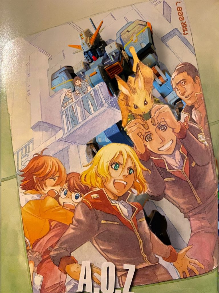 翌日───「記念撮影なら、コイツもハズすわけにはいかないよなー🐰何たってウチの小隊のマスコットなんだから♪」「キャーー!カール!何てもの連れて来てるのよ〜〜💦たすけてケイト〜」「お、落ち着いてください、オードリー先輩!」「まったく、非番となるとお前たちは途端に緊張感が無くなるな〜。まぁ、その騒がしさが今は癒しだが。」「ほら、みんないきますよー。はい、チーズ!📸」 その一枚には、ティターンズの旗のもとに集いし彼らの在りし日の姿とその“誇り”の姿が焼き付いていた。